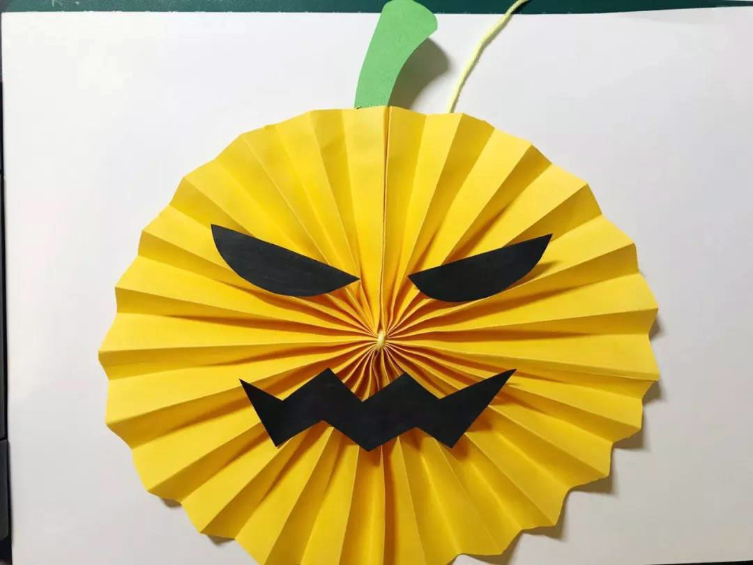 步骤7：粘上南瓜把，眼睛，嘴巴。南瓜挂件就最好啦！