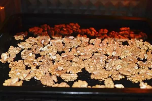 核桃仁放烤箱中，150度烤10分钟烤出香味。