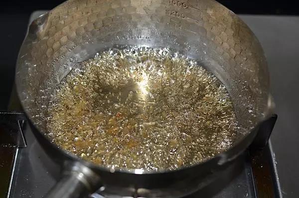 冰糖加麦芽糖加纯水一起放入锅中，大火煮开。