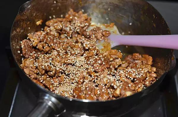 撒一层熟的白芝麻拌匀。