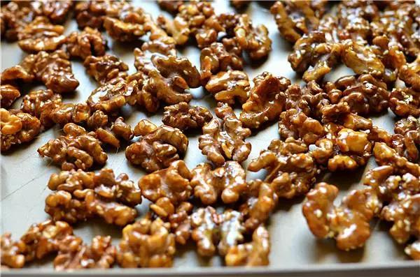 倒在不粘的烤盘上一颗颗地摊开放晾，彻底凉透后密封保存。