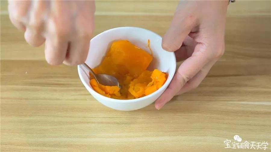 第2步：熟南瓜压泥