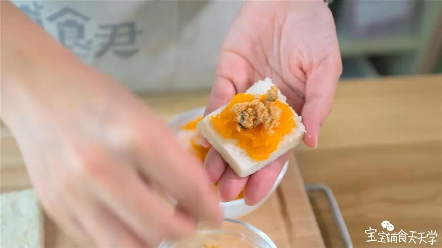 第4步：取一小块吐司抹上南瓜泥，撒上一点宝宝肉松
