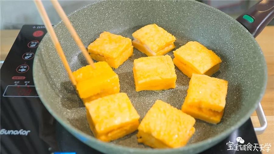 第8步：锅里扫些油，放入吐司煎香每一面