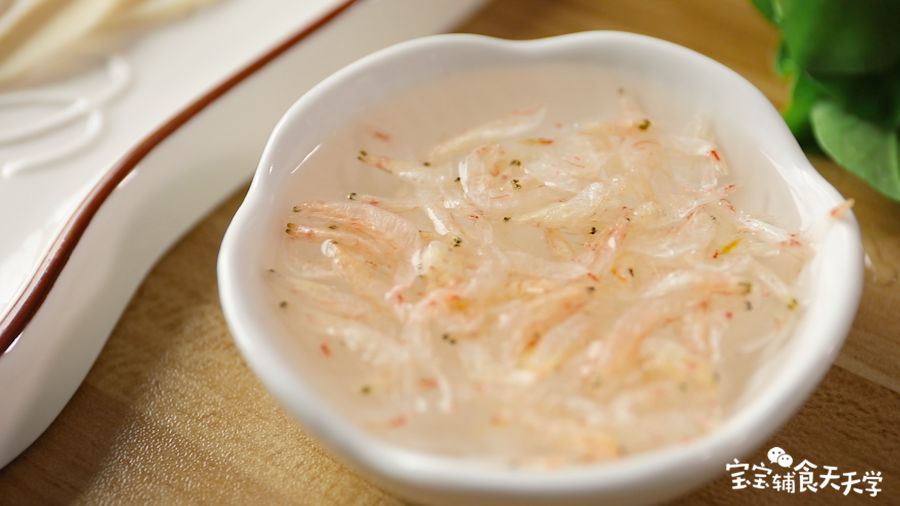 第2步：虾皮清水浸泡