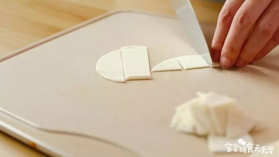 第3步：饺子皮切成小片