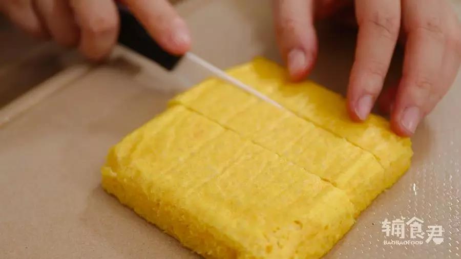 取出冷却后脱模切块食用