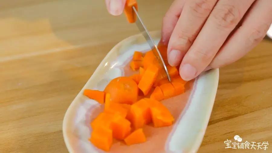 捞出胡萝卜切丁