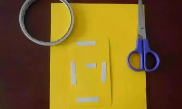 步骤3：在裁剪好的卡纸背面贴上双面胶纸，然后粘贴在牛奶盒对应的那一面上;