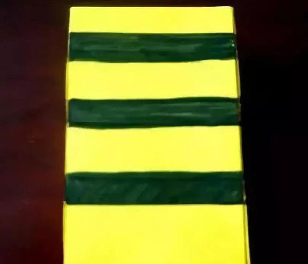 步骤4：用黑色笔画出蜜蜂身上的条纹，画三条条纹就可以了，需要选择牛奶盒长方形面的其中一面;