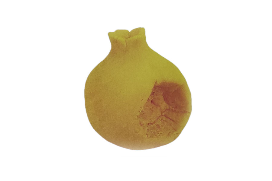 步骤2：把顶部捏出立体边，在侧面挖一个六角形状的洞。