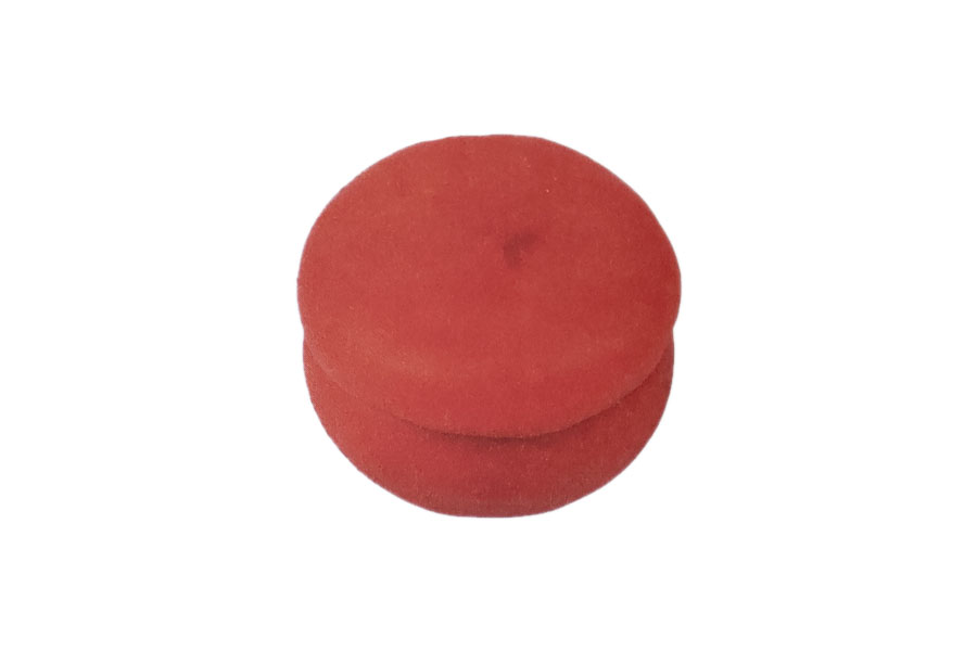 步骤2：把两个红色圆球压扁并叠粘在一起，完成柿子外形。