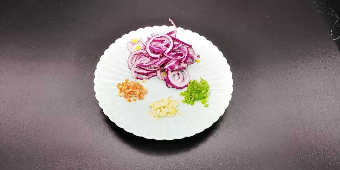 洋葱切丝、海米切末、蒜切末、甜椒切末