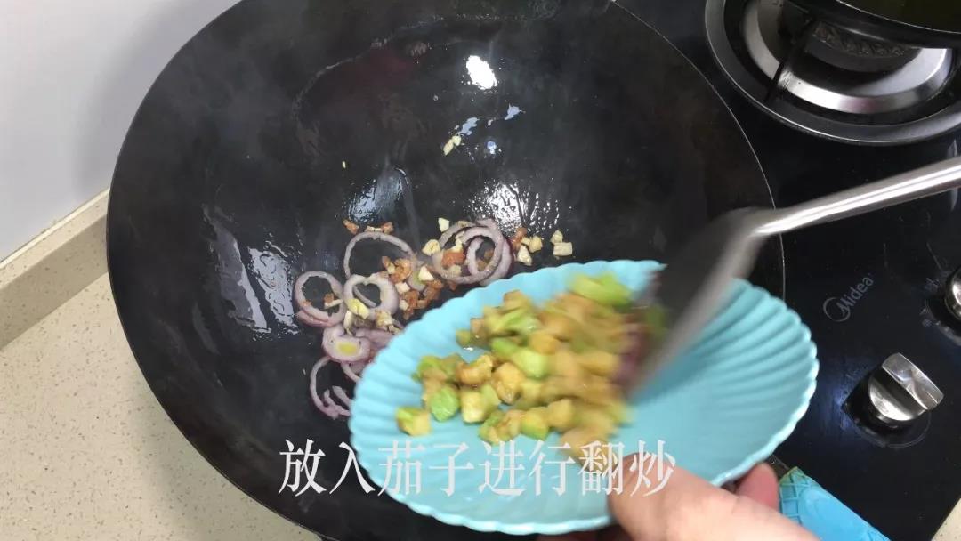 放入茄子进行翻炒
