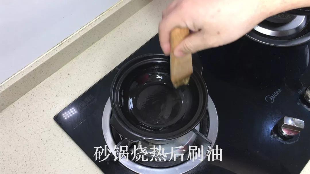 砂锅擦干烧热后刷油