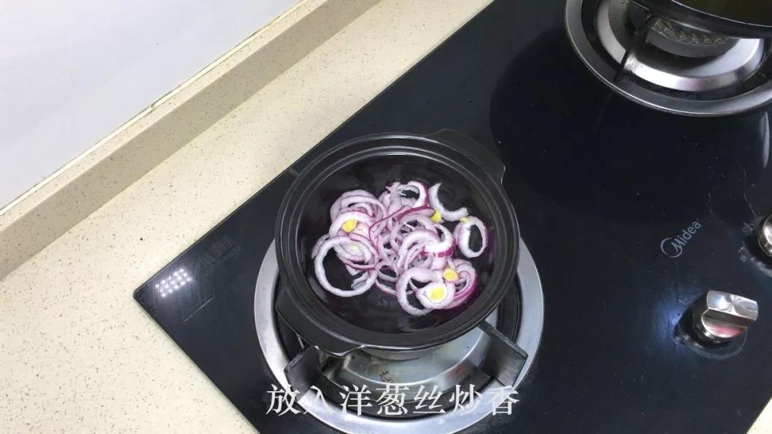 放入洋葱丝炒香