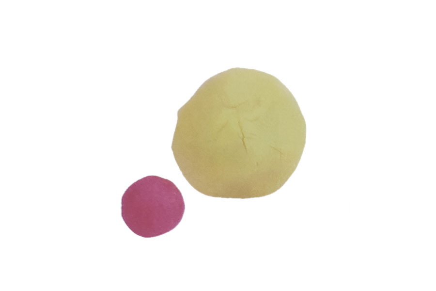步骤1：搓出黄色和粉色圆球。