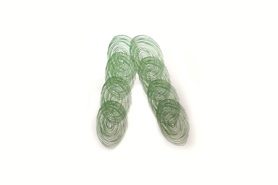 步骤2：用同样的方法印两串指印作裤子的两条腿。