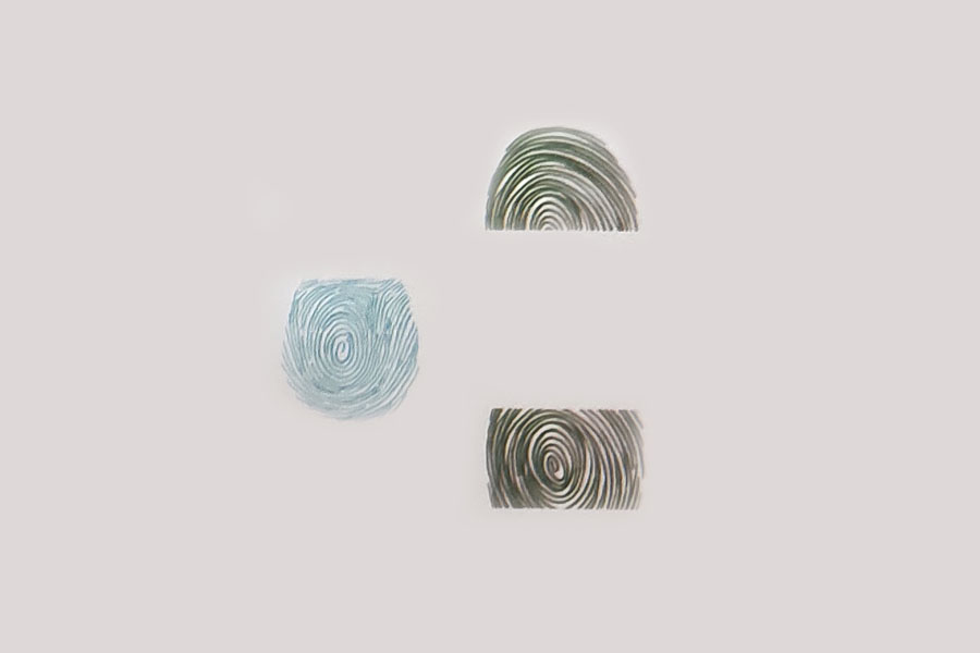 步骤2：印一个两头都遮住的指印作酒瓶的底部、半个指印作酒杯。