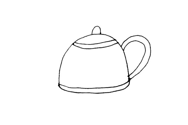 步骤3：壶盖上面，画上半个椭圆形作为壶帽，右边画上两条椭圆形的弧线作为把手。