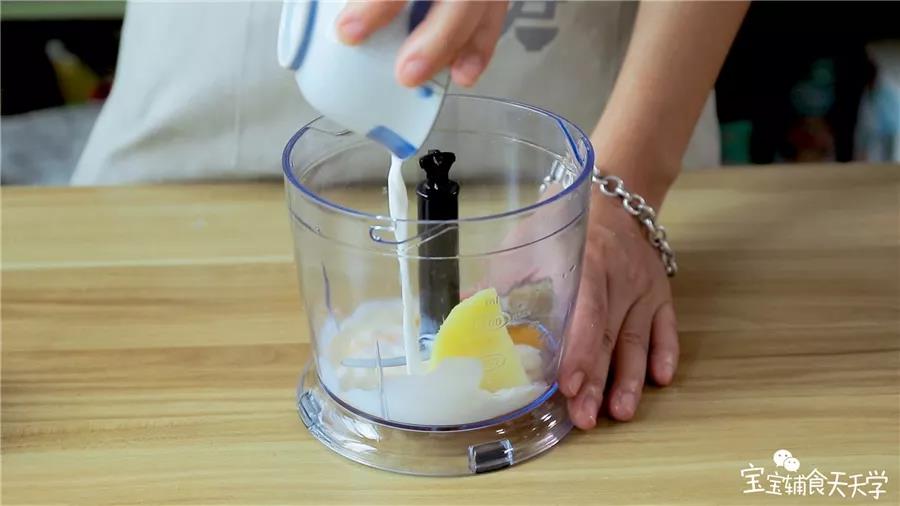 倒入熟土豆和牛奶