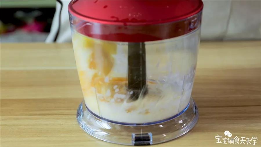 搅打成泥  尽量多打打，越细腻越好啊，土豆泥打至粘稠更好，但如果没有搅拌机就需要压泥后过筛啦