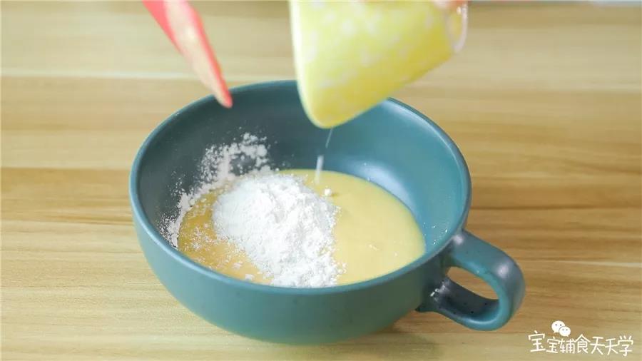 倒出土豆泥，倒入低筋面粉