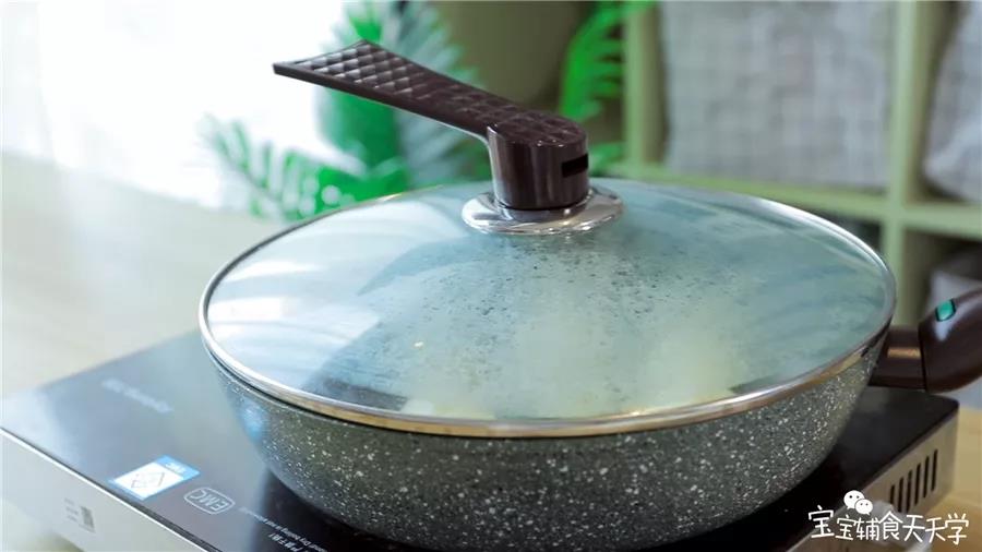 小火加热，加盖焖至底部及边缘干燥