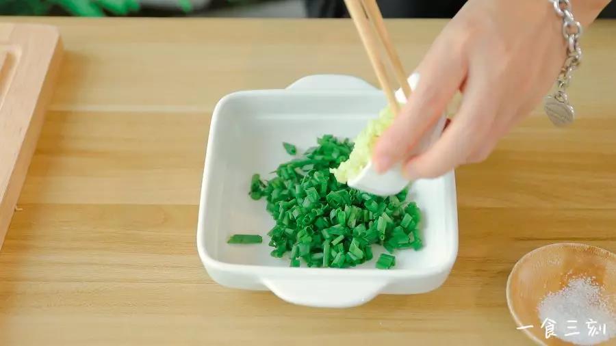 第2步：葱花和姜末混合