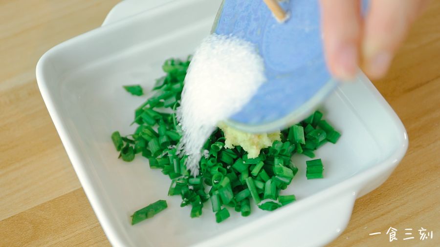 第3步：倒入盐、砂糖，拌均匀