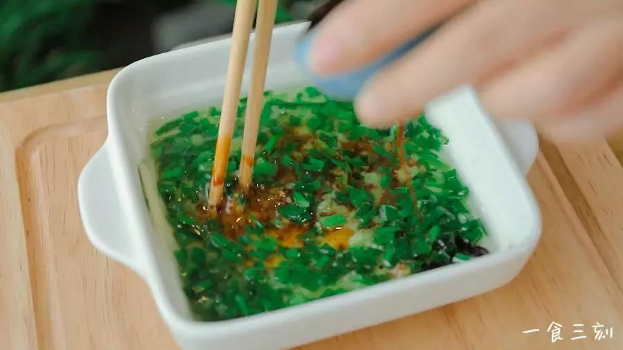 第6步：倒入酱油，混合均匀，姜葱就做好啦，备用