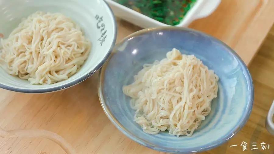 第8步：捞出面条沥干水分