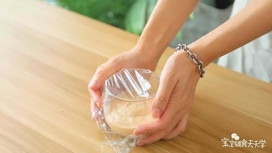 第6步：倒出糊糊密封冷藏1小时（冷藏是为了口感更类似于冰淇淋，好让宝宝过一过冰淇淋的瘾，肠胃不好的宝宝食用可以无需冷藏哦）
