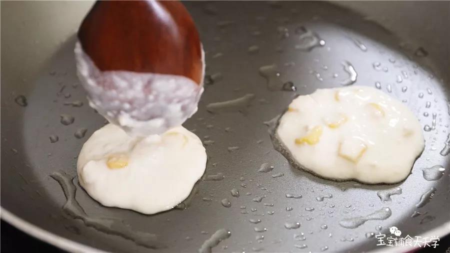 平底锅刷油，勺入一勺米糊，两面煎香即可