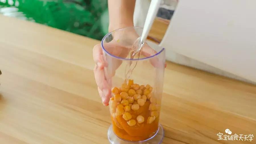 鹰嘴豆、南瓜放入搅拌机里，加入清水