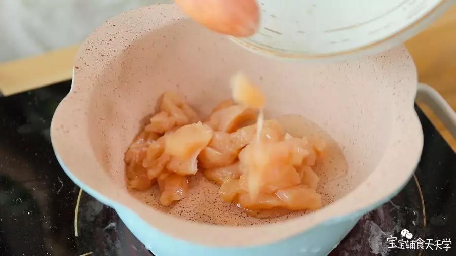 倒油热锅，倒入鸡胸肉翻炒