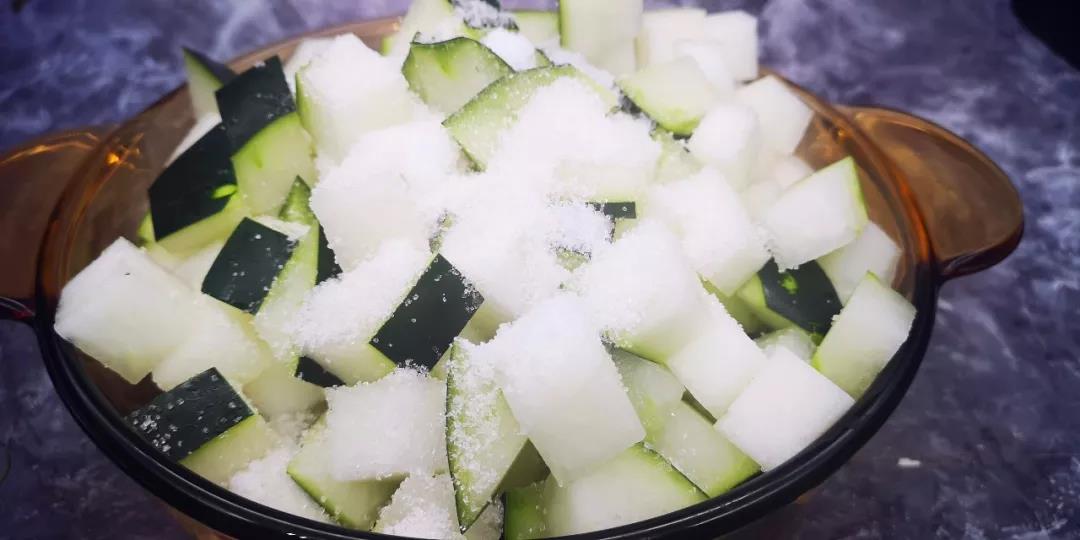 冬瓜撒好砂糖翻拌让冬瓜均匀蘸好糖粉。