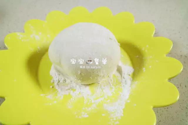 第5步：同样的方法，用200克面粉，2克酵母，1克砂糖制作白色面团。