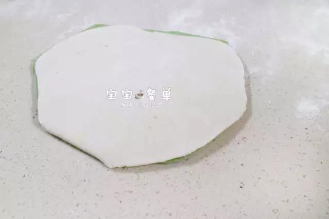 第7步：取出面团后擀面成0.3厘米厚大小相等两张。