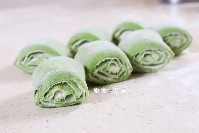 第8步：绿面皮在下，白面皮在上从一侧卷起切段。