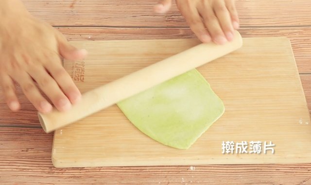 发酵好的面团揉搓排气，揉至光滑，将菠菜面团、火龙果面团和白色面团分别擀成类似长方形的薄面片。