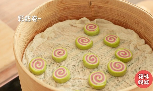 水开后，将彩虹卷放入蒸笼内，大火蒸开，再转成中小火蒸十分钟左右，关火焖2~3分钟就好了。