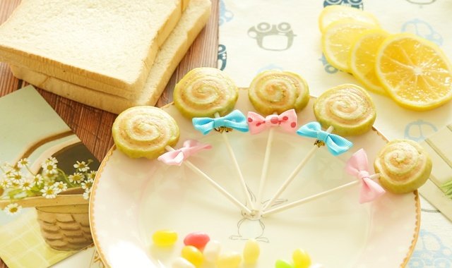 用提前买好的棒棒糖纸棒插入彩虹卷中，美哒哒的棒棒糖馒头就做好啦！