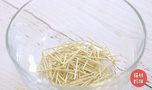 将宝宝挂面提前掰成小段，这样更容易被宝宝咀嚼。  这里用的挂面是不含钠的宝宝专用挂面，和成人挂面是不同的，不会对宝宝造成额外的消化负担。