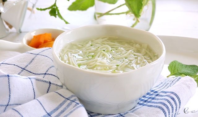 一碗点点翠绿相间的西兰花山药碎碎面就做好啦！