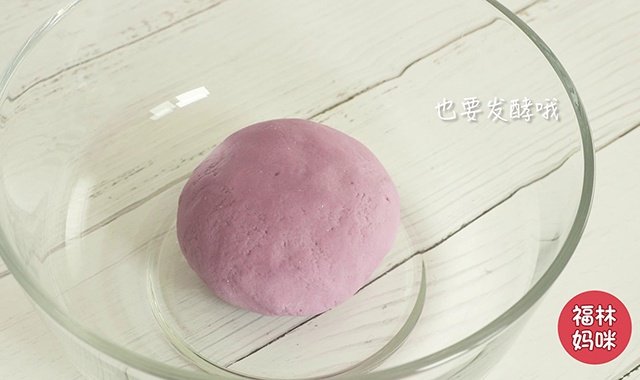 将紫薯泥加入面粉中，加入2克酵母粉，少量温水，揉成光滑的面团，静置发酵至2倍大。  紫薯的含水量，面粉的吸水量不同，可以根据实际情况添加水的用量。