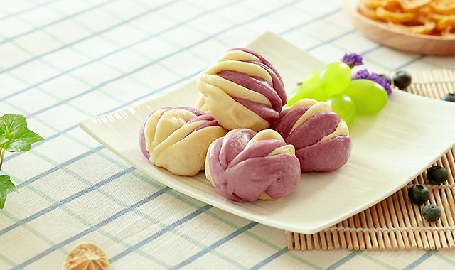 喜欢看着宝贝拿着馒头笨拙地啃咬的样子，进食也是一种本能哦！