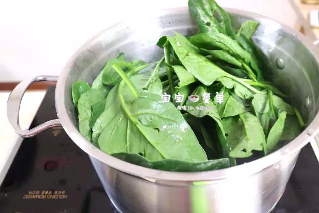菠菜洗净热焯水。