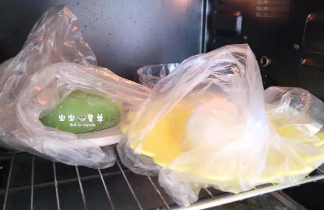 双色面团盖好保鲜袋后，放入烤箱发酵30-45分钟。 PS：一般好像都是有发酵档的，记得在烤箱里放入一碗水防止太干哟~