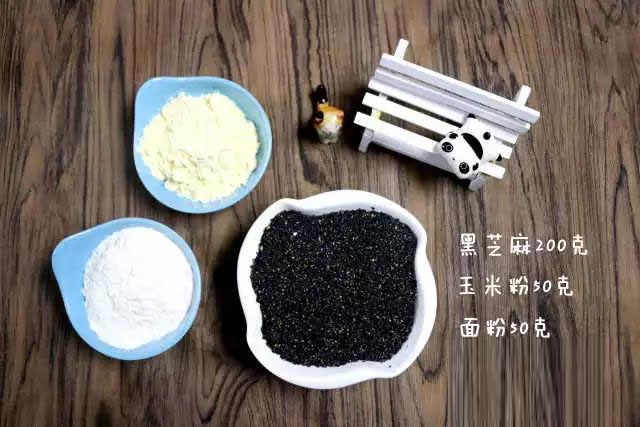 食材准备：黑芝麻200克、面粉50克、玉米粉50克